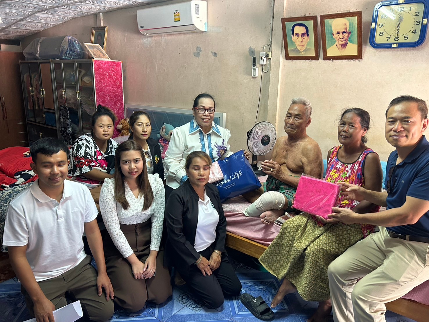 ลงพื้นที่มอบของให้ผู้สูงอายุ ผู้พิการ และผู้ป่วยติดเตียง ม. 1,3,5