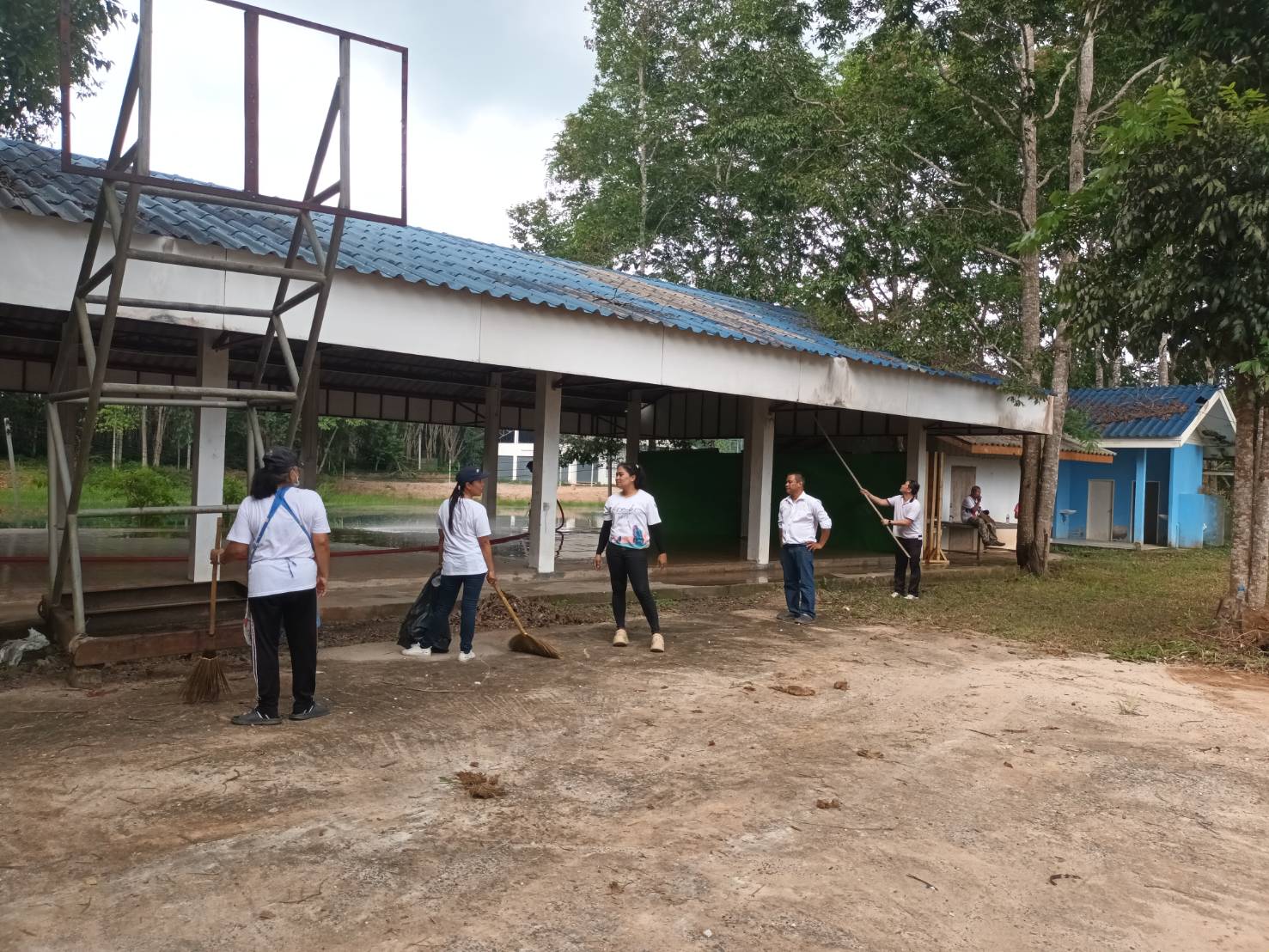 เทศบาลตำบลคลองปราบร่วมพัฒนาทำความสะอาดและจัดเตรียมสถานที่เพื่อจัดกิจกรรมจิตอาสาบำเพ็ญสาธารณประโยชน์ เนื่องในโอกาสวันเฉลิมพระชนมพรรษา สมเด็จพระนางเจ้าฯ พระบรมราชินี ในวันที่ 5 มิถุนายน 2568