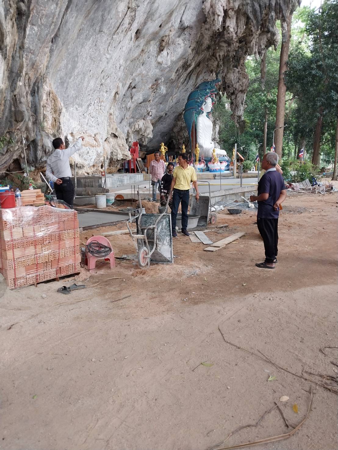 ลงพื้นที่ ตรวจสอบการสร้างลานและห้องน้ำ สำนักสงฆ์ถ้ำพระ