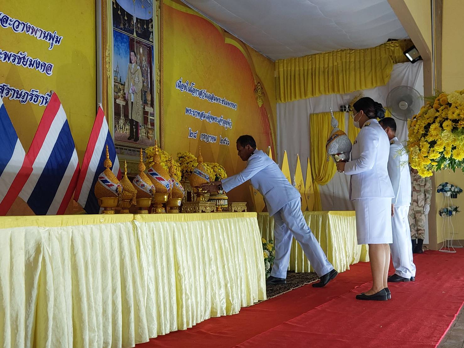 พิธีถวายเครื่องราชสักการะและวางพานพุ่มและพิธีจุดเทียนถวายพระพรชัยมงคล